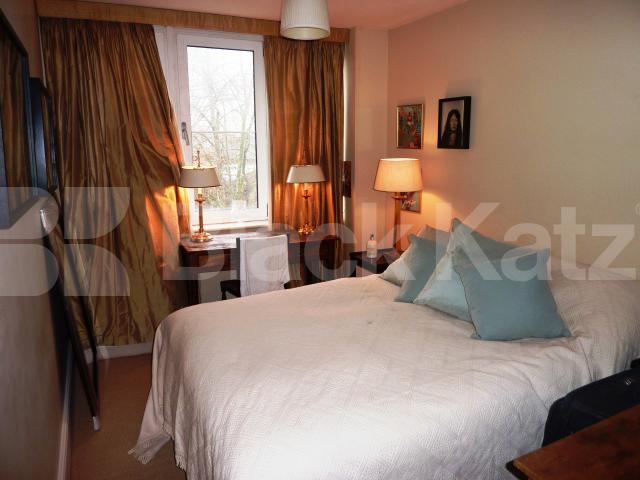 			MINS TO PORTOBELLO ROAD MARKETED!, 2 Bedroom, 1 bath, 1 reception Flat			 Oxford Gardens, LADBROKE GROVE